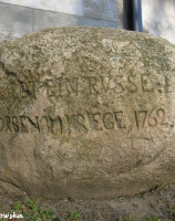 Kamień z napisem„Tutaj leży Rosjanin zmarły w wojnie w 1762
