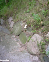 kamienie przy pomniku