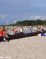 Stalowa rura na plaży