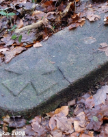 kamienne stele poświęcone poległym