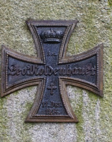 Żelazne Krzyże na odwrotnej stronie pomnika