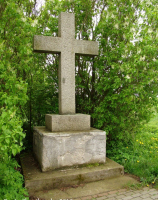 Pamiątkowy krzyż we wsi