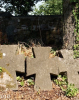 Kamienne krzyże z nazwiskami poległych