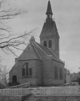 Obok kościoła stał pomnik poświęcony poległym w I wojnie światowej
