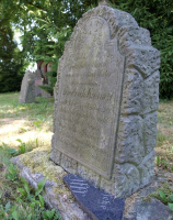 Kilka nagrobków zachowanych z dawnego cmentarza
