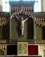 Neogotycki ołtarz 1910 r. z drewna lipowego.