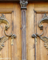 Boczne drzwi pałacu.