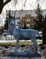 Pomnik jelenia na skwerku przy Urzędzie Gminy.