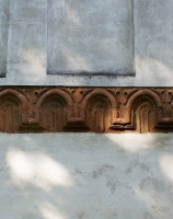 Terakotowe detale w elewacji kościoła