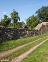 Mury obronne okalające średniowieczne miasto