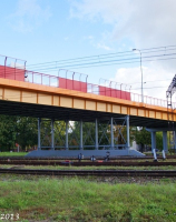 Wiadukt stalowo-betonowy nad torami kolejowymi i dwoma ulicami