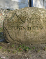 Kamień z napisem Tutaj leży Rosjanin zmarły w wojnie w 1762 