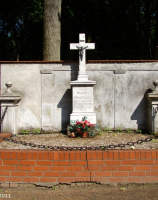 Lubasz, cmentarz przy kościele