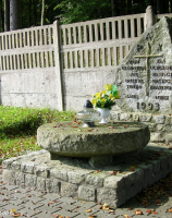 Łobez, pomnik przy cmentarzu